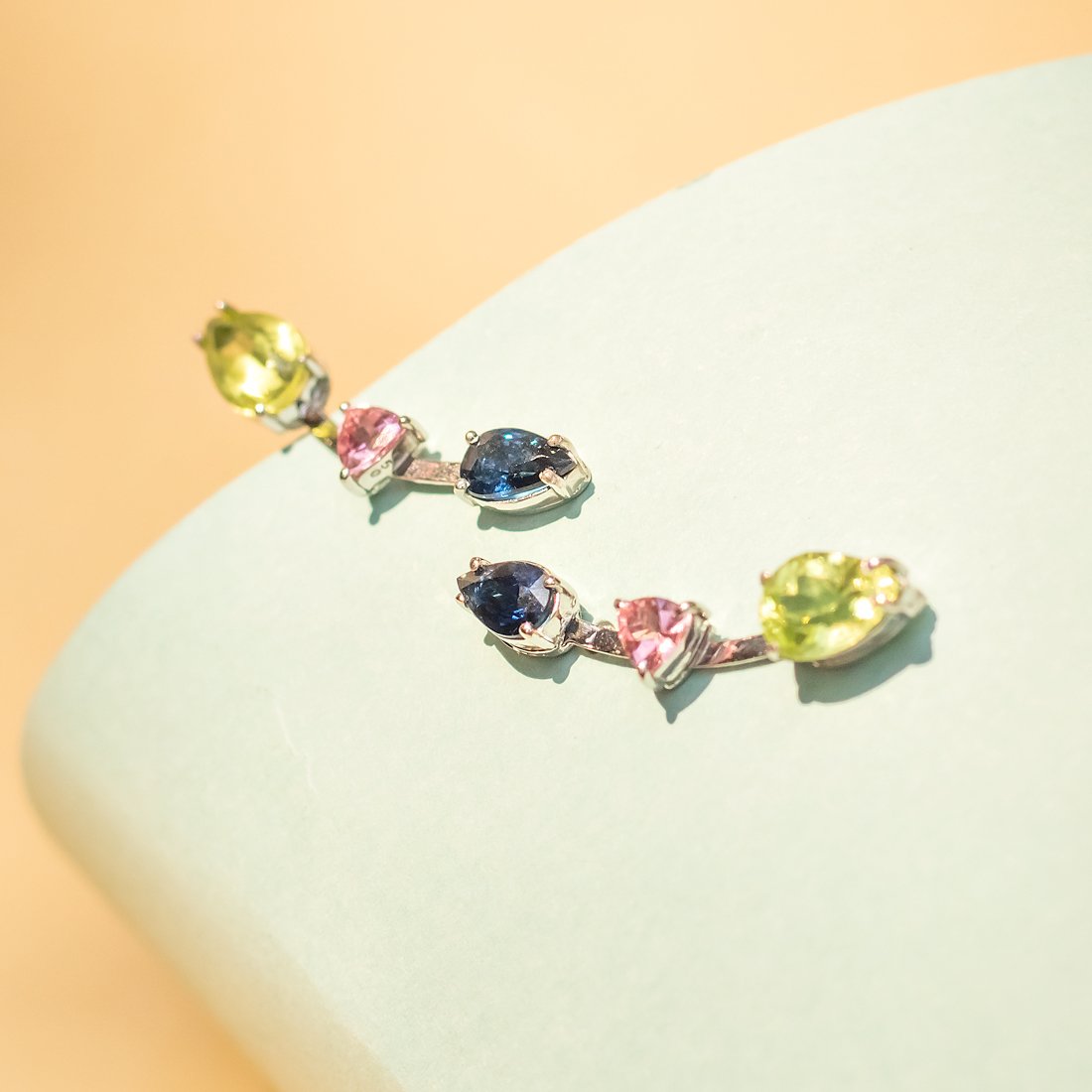  Earcuff Gotas Safiras e Peridotos TRilhons Turmalinas Rosas