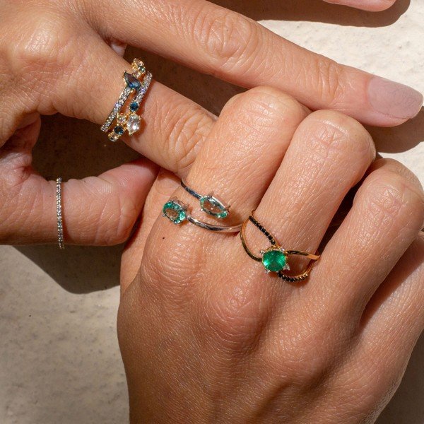 Anel Alice Esmeralda e Diamantes Brancos e Negros