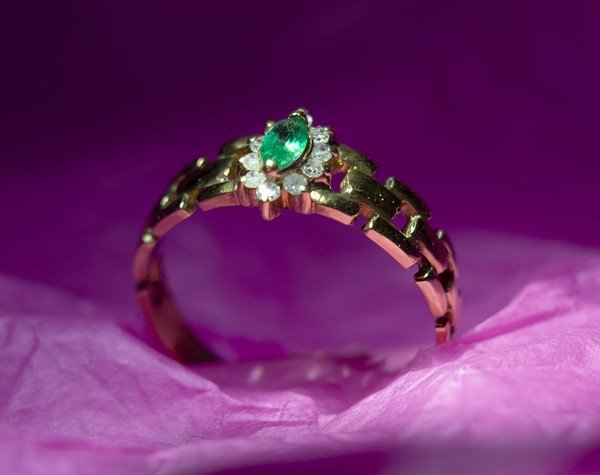 Anel Corrente Extra Esmeralda e Diamantes 