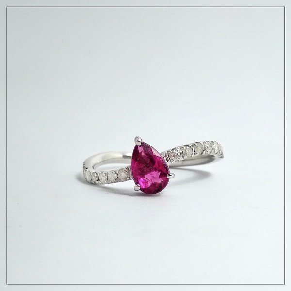 Anel Curva Turmalina Rosa e Diamantes
