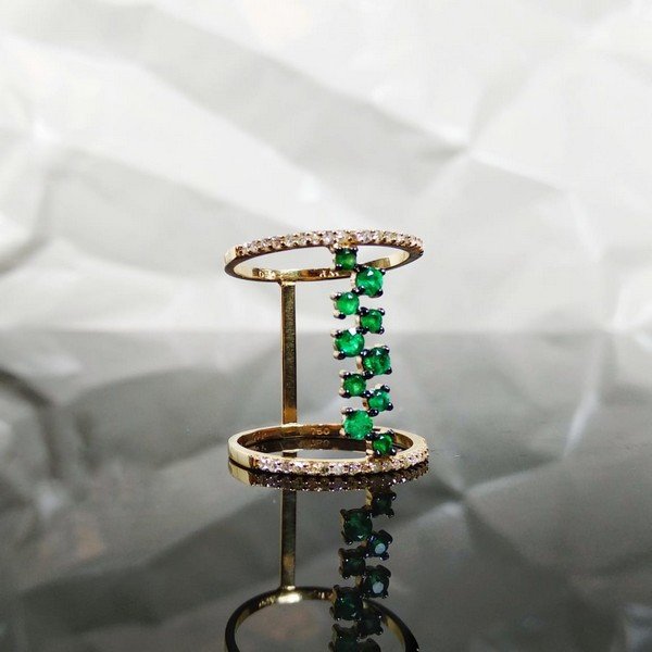 Anel Duplo Diamantes Esmeraldas Centrais