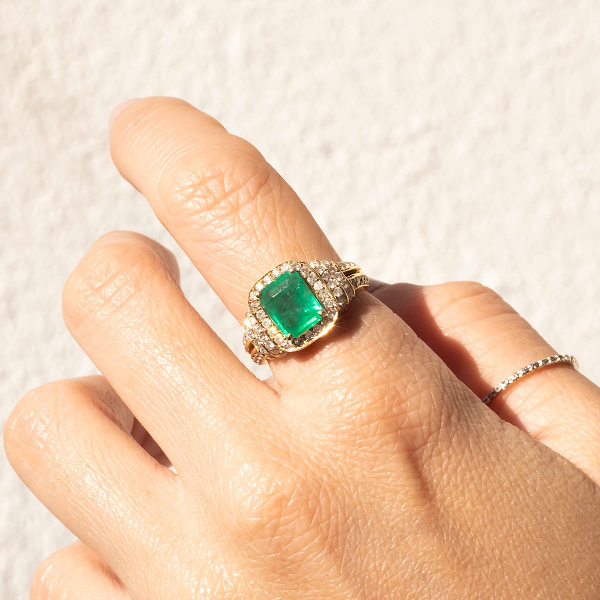 Anel esmeralda dois aros volta diamantes 