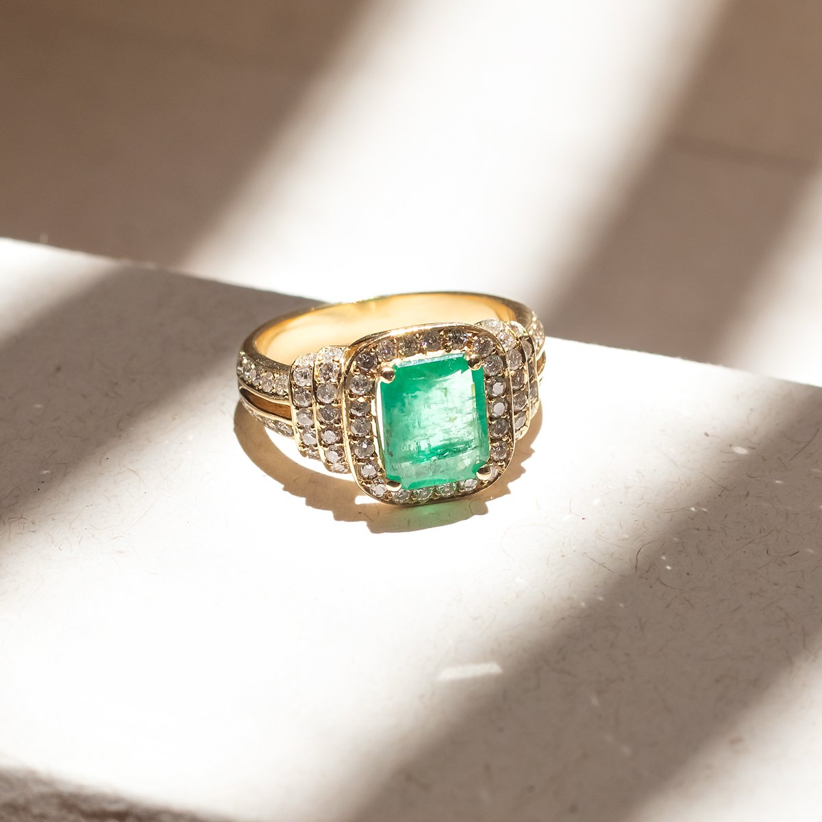 Anel esmeralda dois aros volta diamantes 