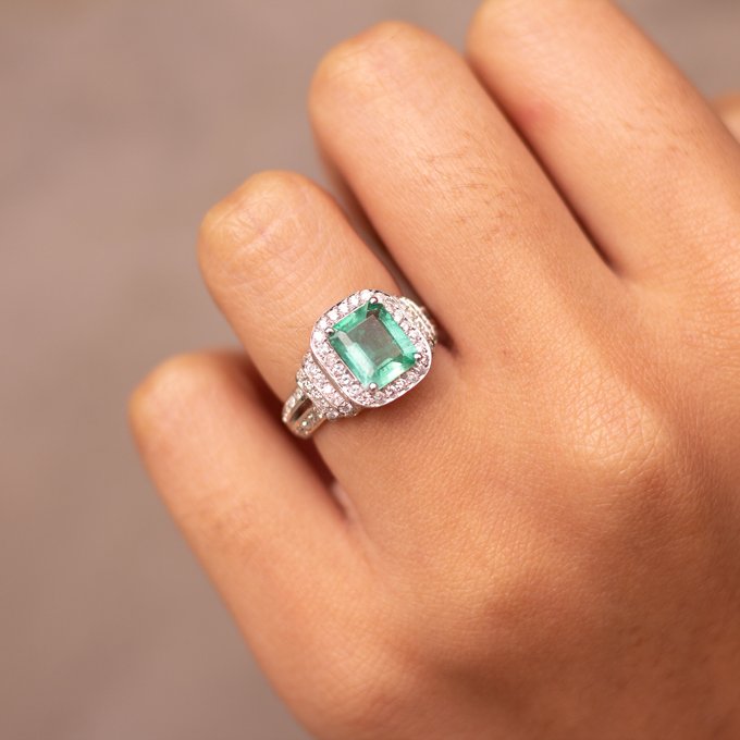 Anel esmeralda dois aros volta diamantes 