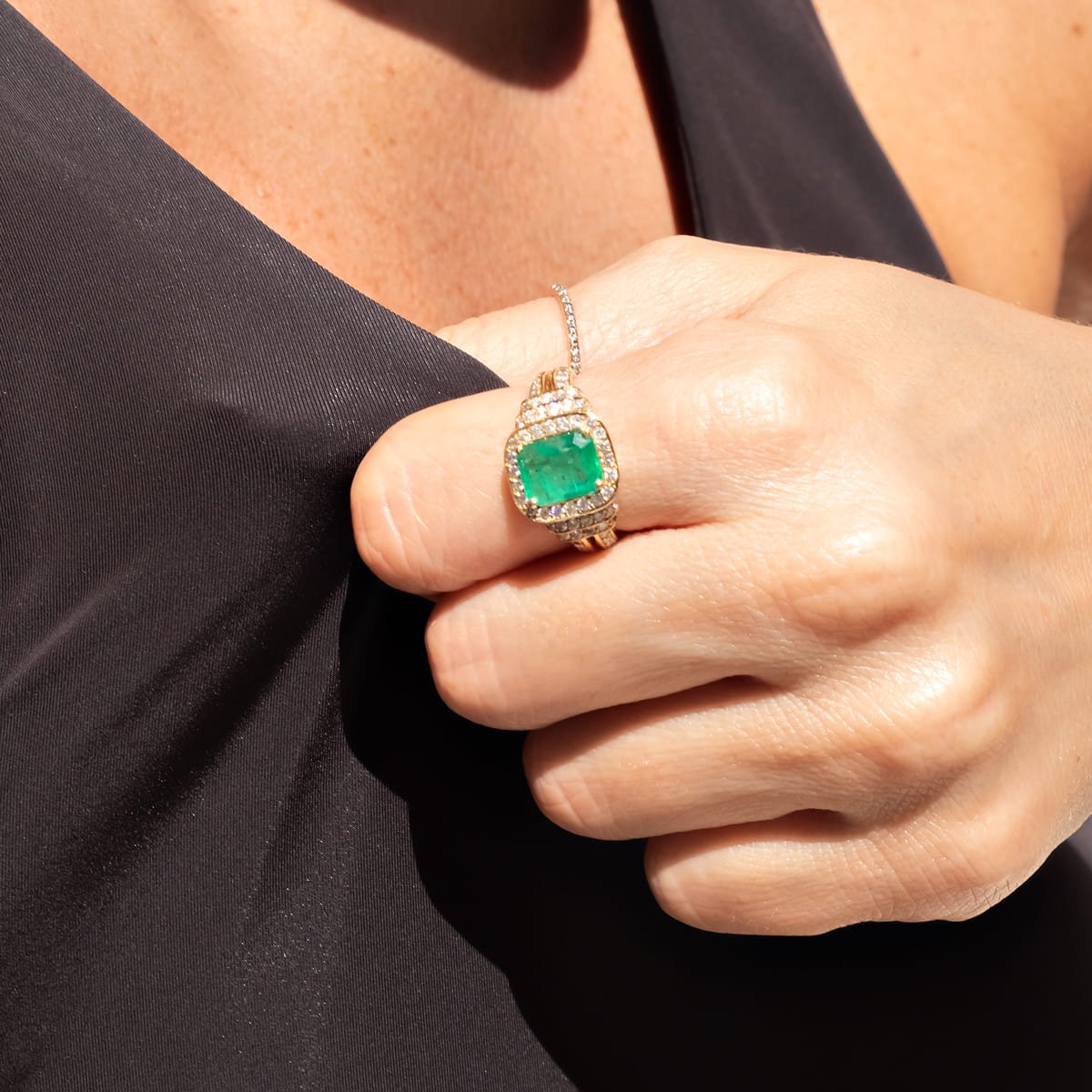 Anel esmeralda dois aros volta diamantes 