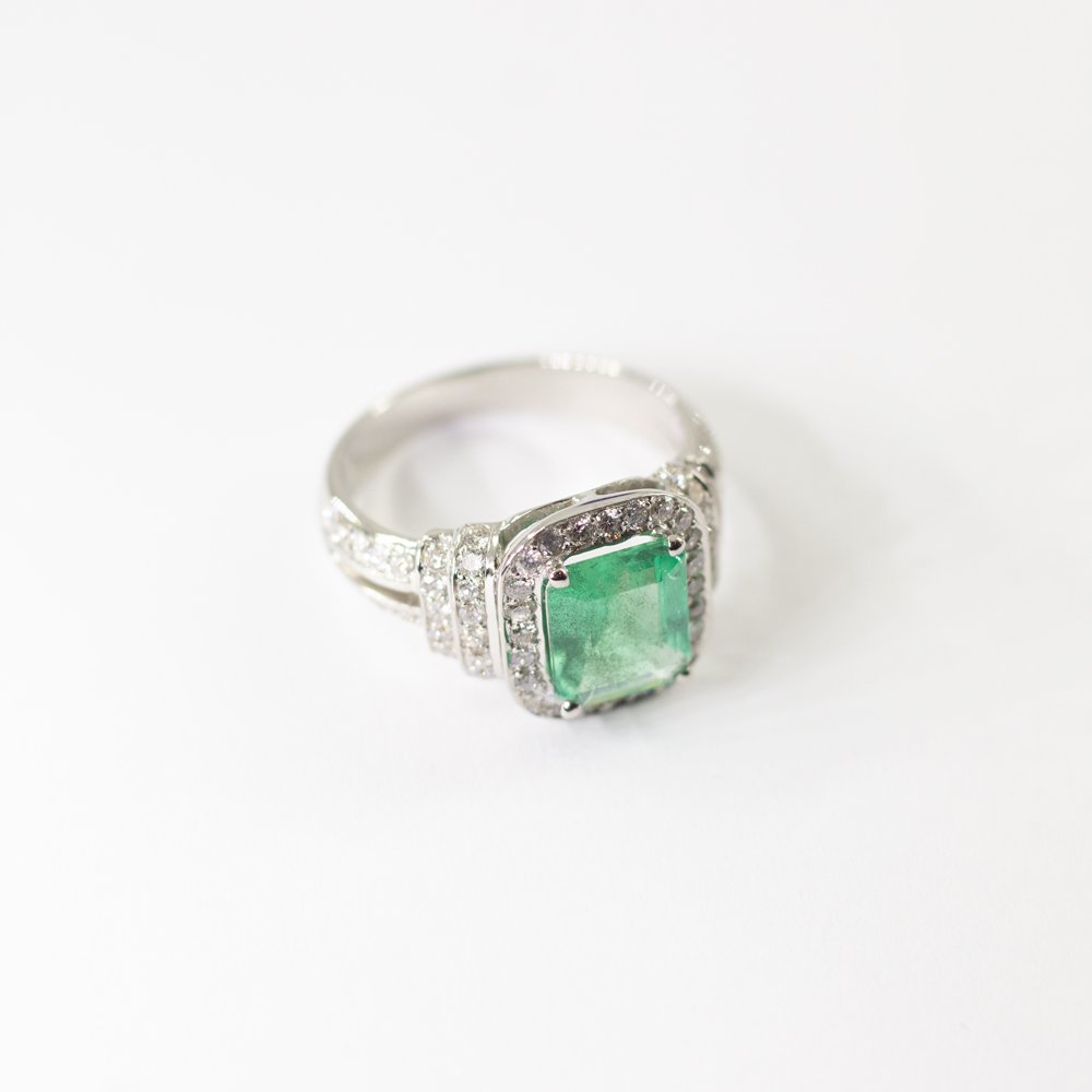 Anel esmeralda dois aros volta diamantes 