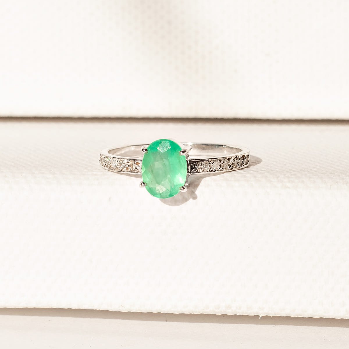 Anel Esmeralda Oval Aro Diamantes