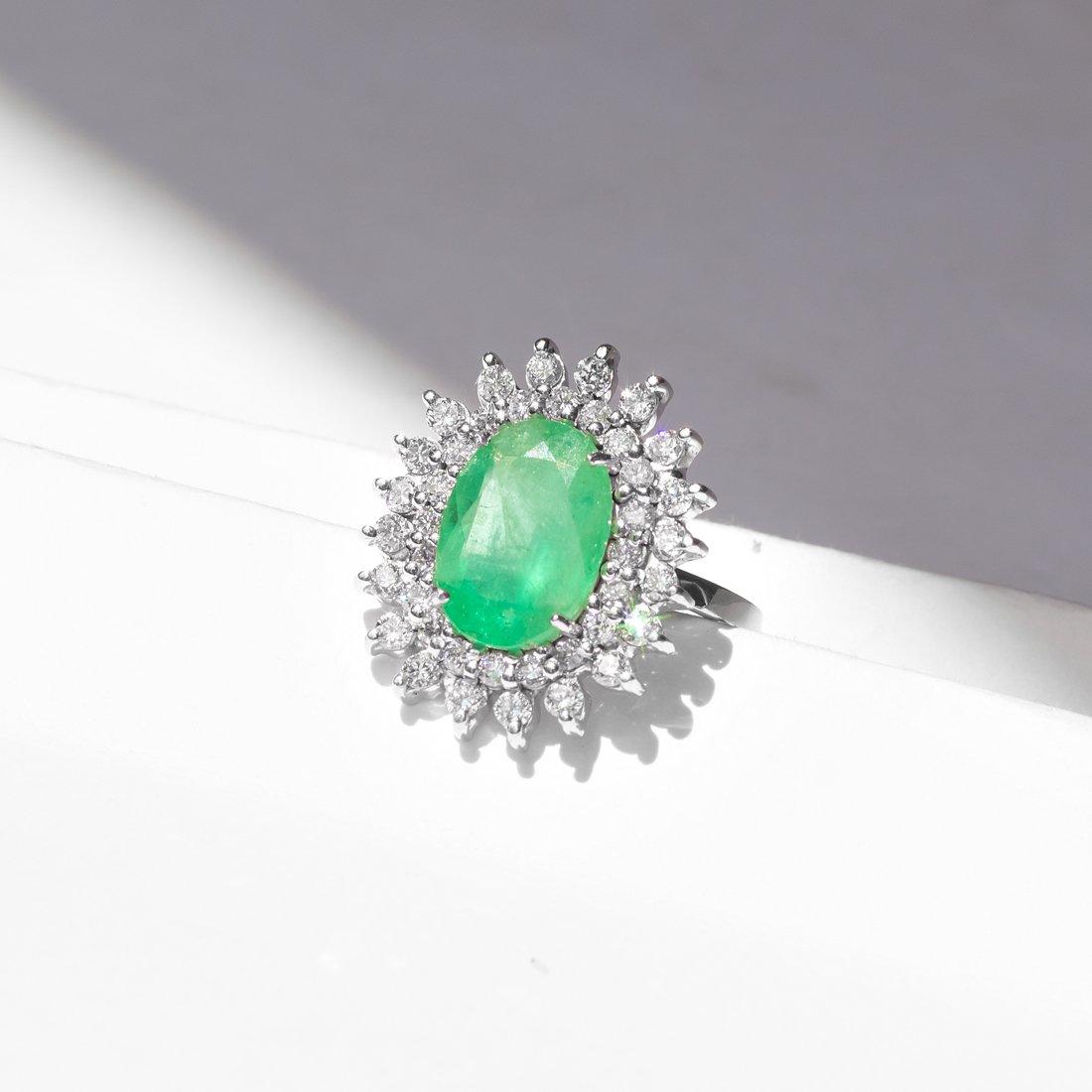 Anel Esmeralda Oval Volta Dupla Diamantes 