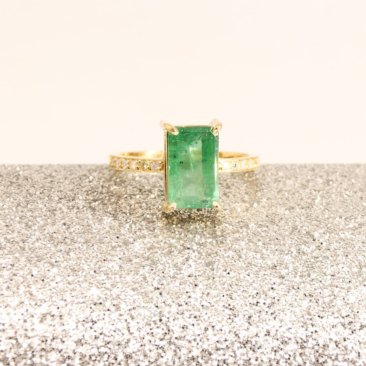 Anel Esmeralda Retangular Power Aro Diamantes