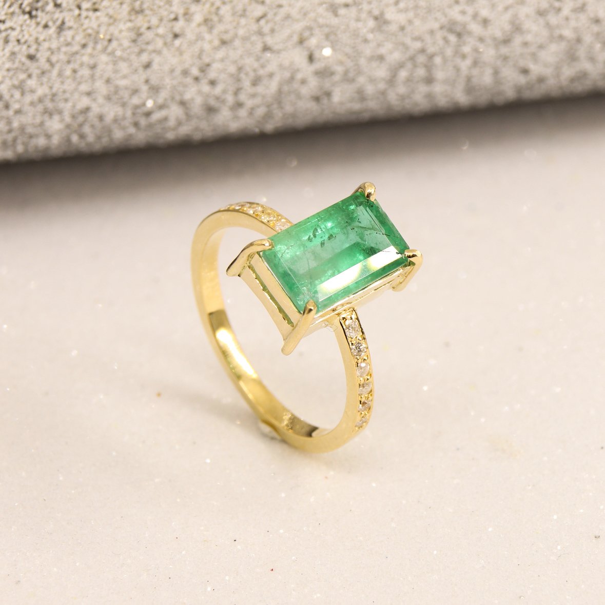 Anel Esmeralda Retangular Power Aro Diamantes