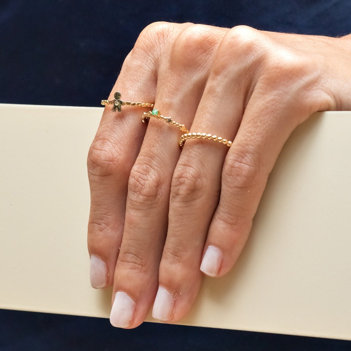 Anel Fininho Ouro 18k Esmeralda Estrelinhas
