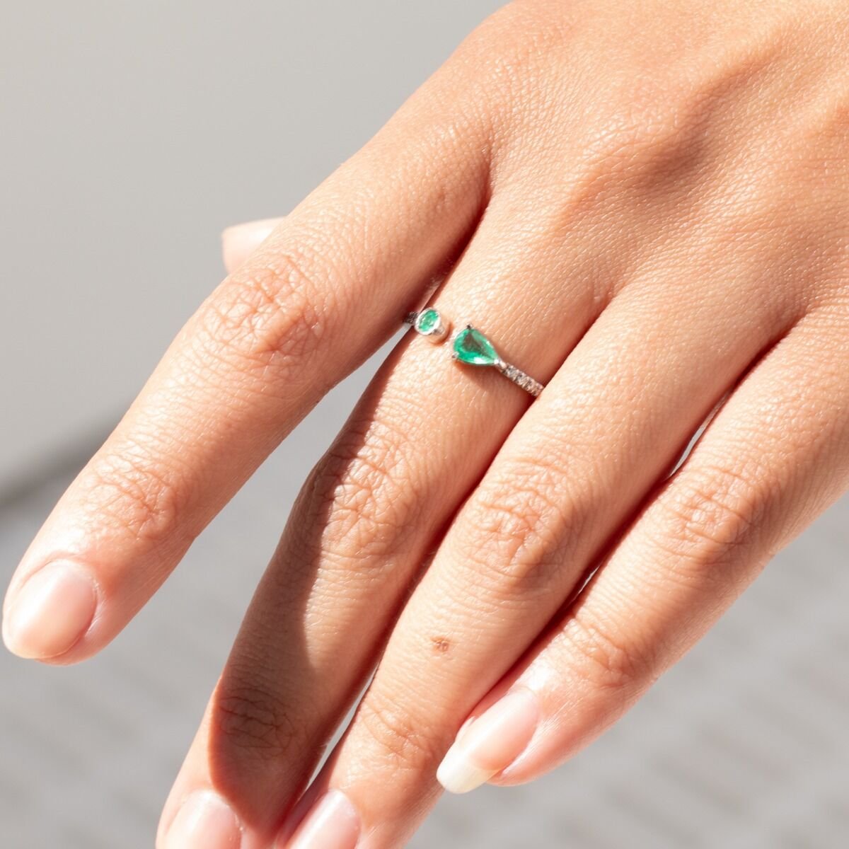 Anel Garra Esmeraldas e Diamantes