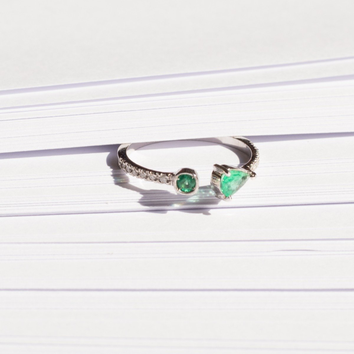 Anel Garra Esmeraldas e Diamantes