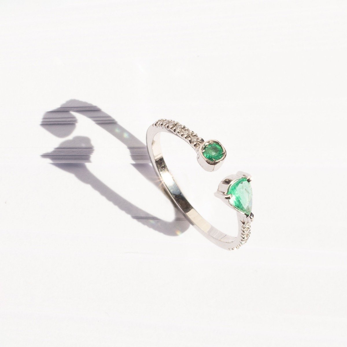 Anel Garra Esmeraldas e Diamantes