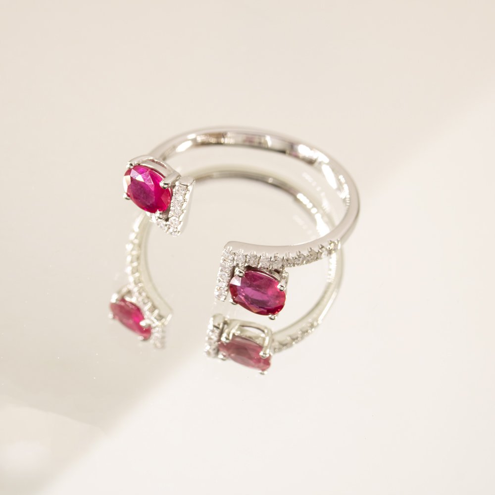 Anel Garras Rubis e diamantes