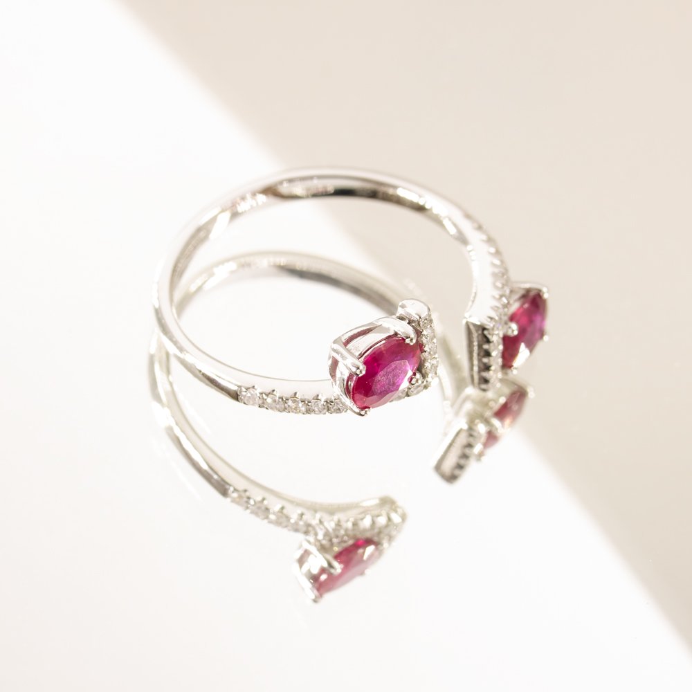Anel Garras Rubis e diamantes