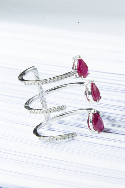 Anel Garras Triplas Diamantes e Gotas Rubis