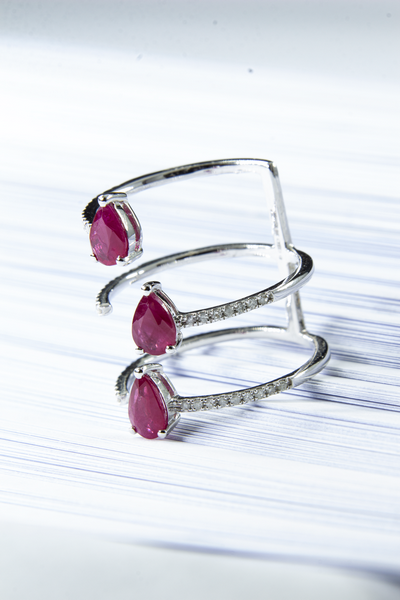 Anel Garras Triplas Diamantes e Gotas Rubis