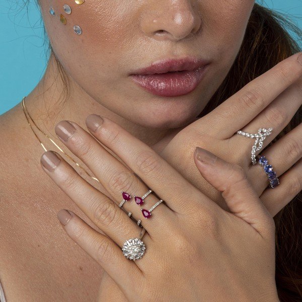 Anel Garras Triplas Diamantes e Gotas Rubis