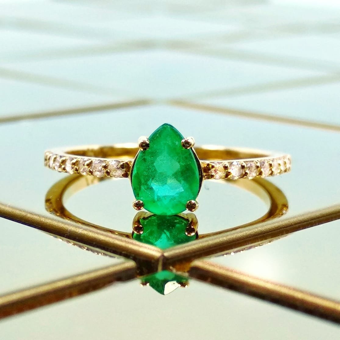 Anel Gota Esmeralda Diamantes Aro