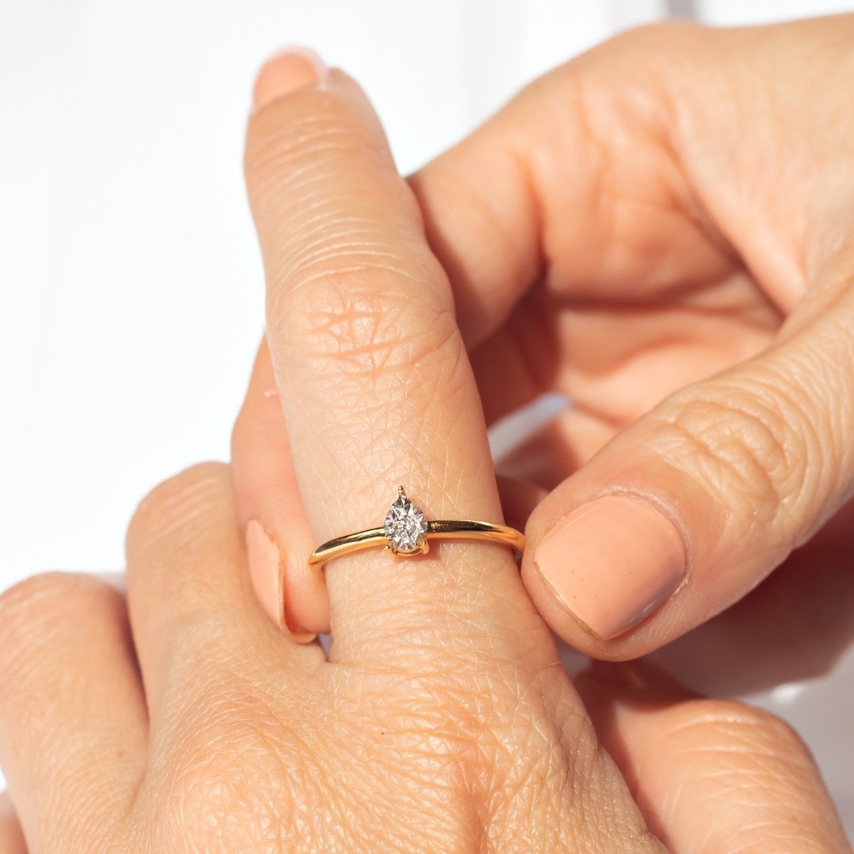 Anel Gota Ponto de Luz Diamantes Ouro 18k
