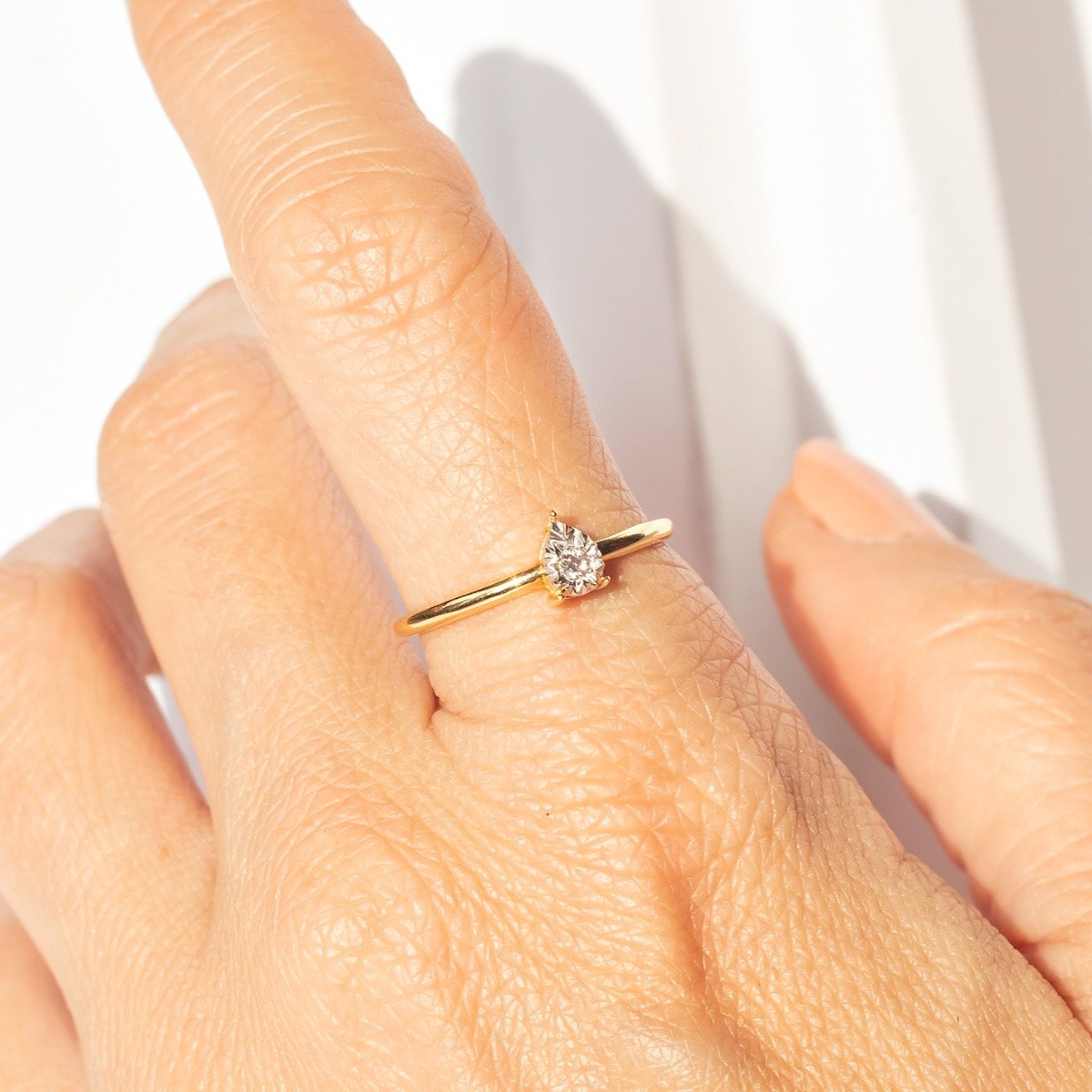Anel Gota Ponto de Luz Diamantes Ouro 18k