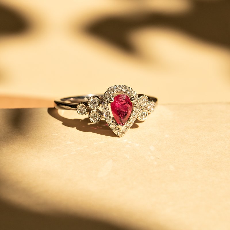 Anel gota rubi diamantes