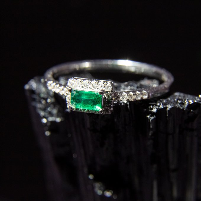 Anel Line Diamantes e Esmeralda