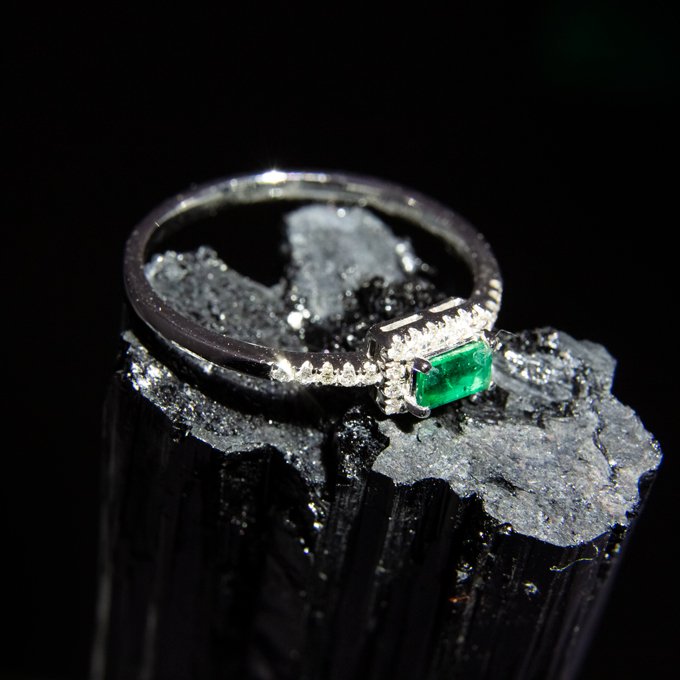 Anel Line Diamantes e Esmeralda