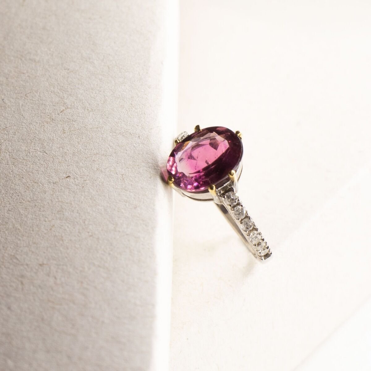 Anel Ouro 18K Turmalina Rosa com Diamantes no aro 