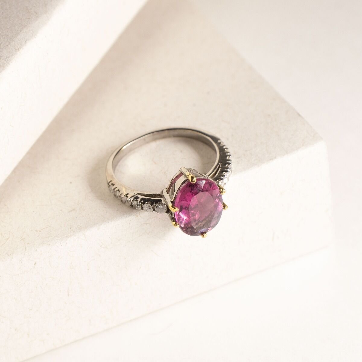 Anel Ouro 18K Turmalina Rosa com Diamantes no aro 