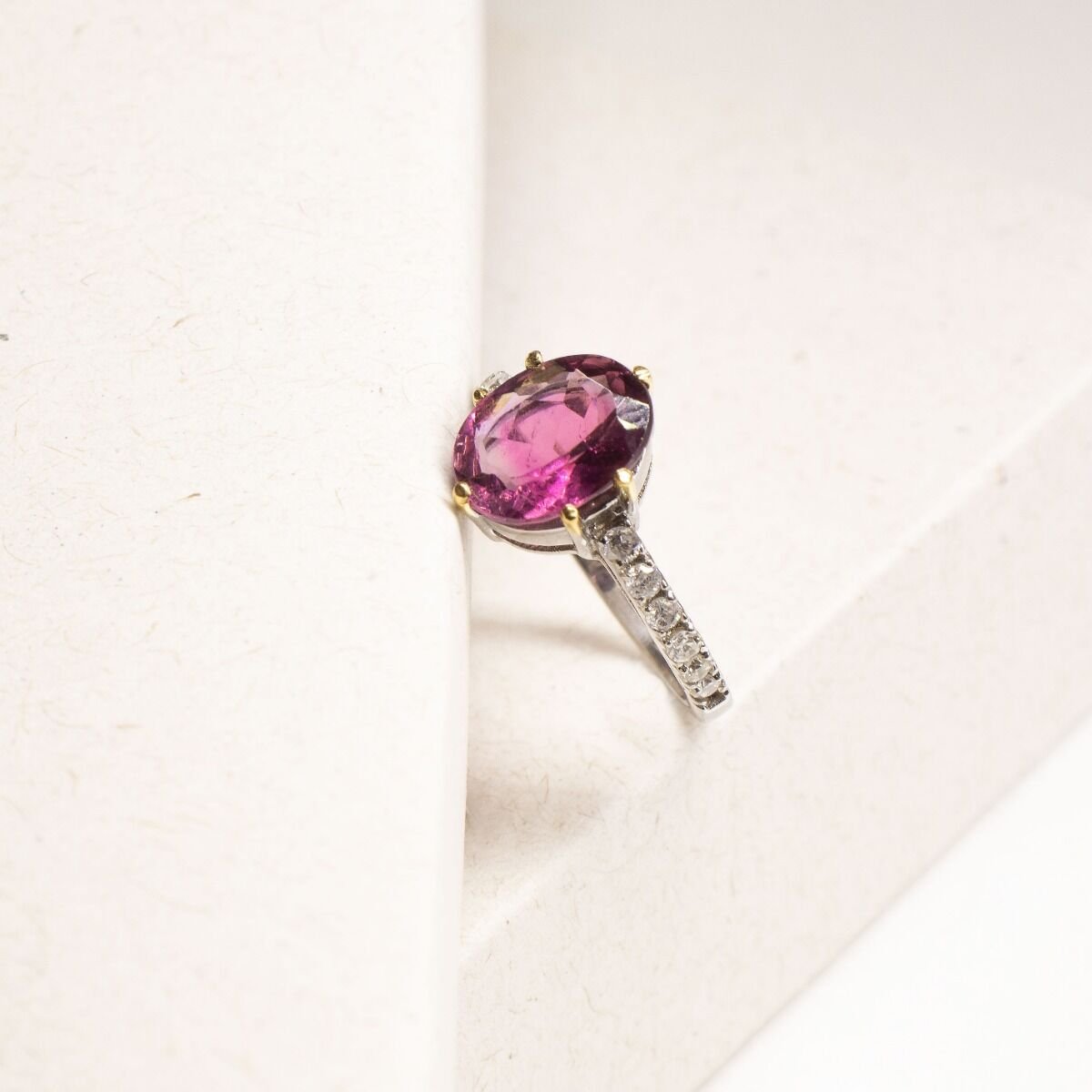 Anel Ouro 18K Turmalina Rosa com Diamantes no aro 