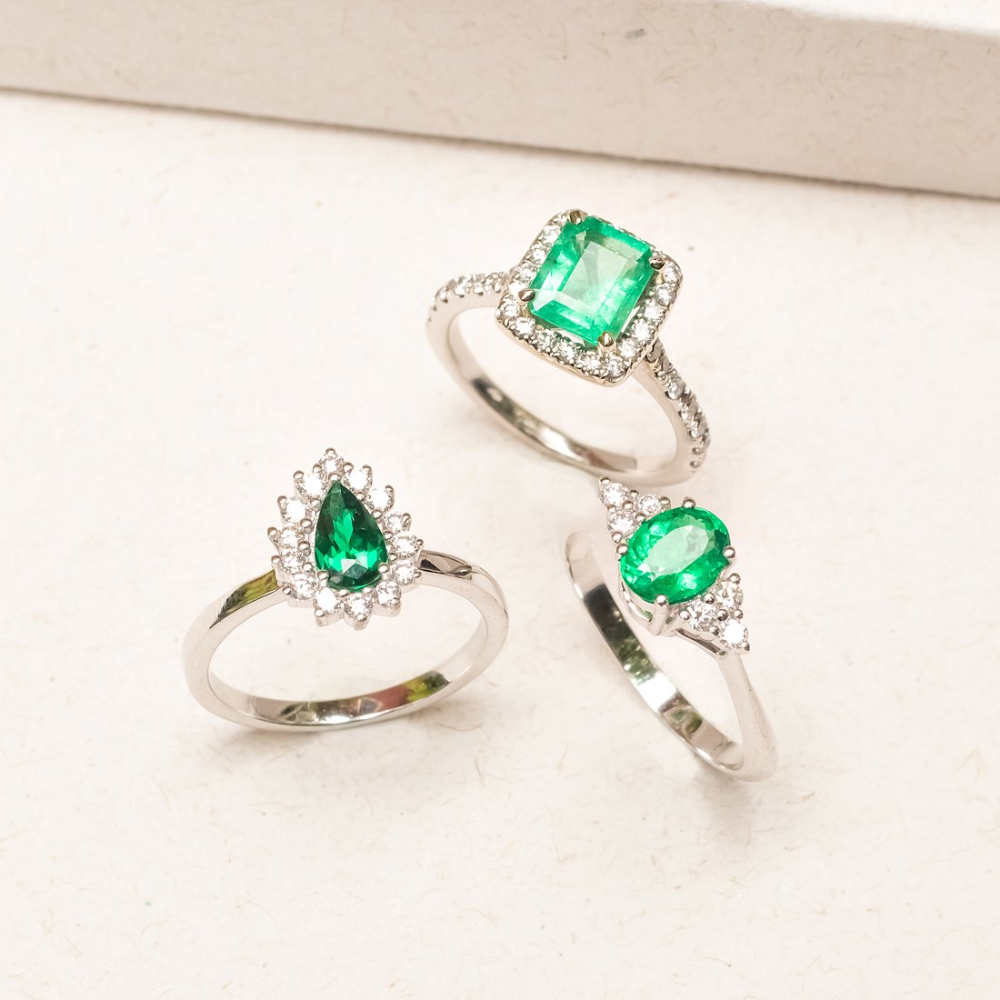 Anel Oval Esmeralda Trilhon Diamantes