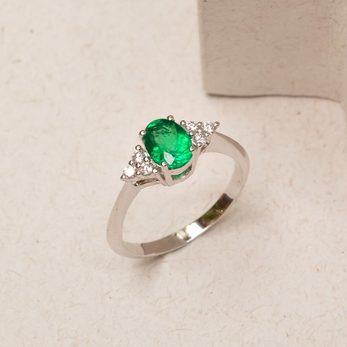 Anel Oval Esmeralda Trilhon Diamantes