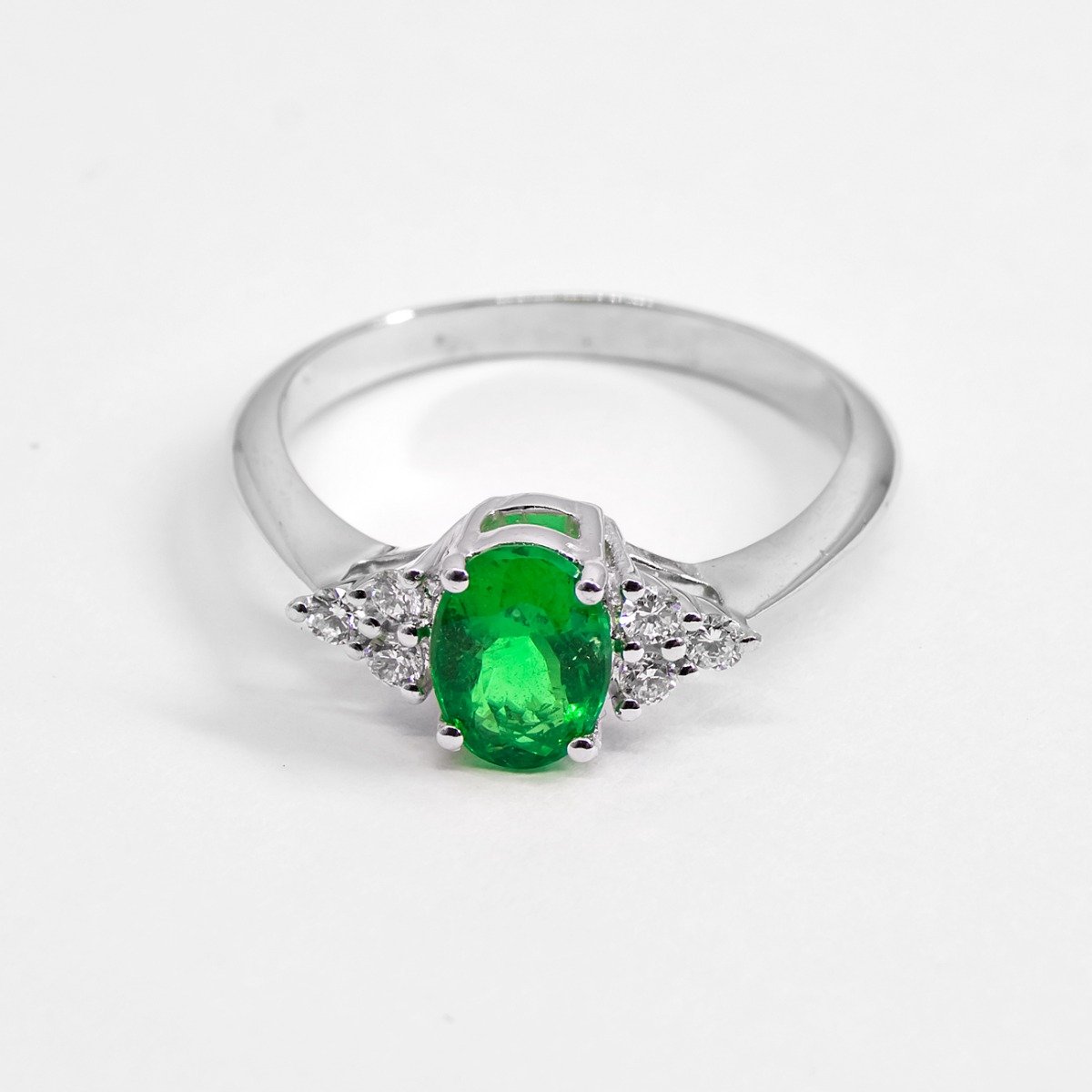 Anel Oval Esmeralda Trilhon Diamantes