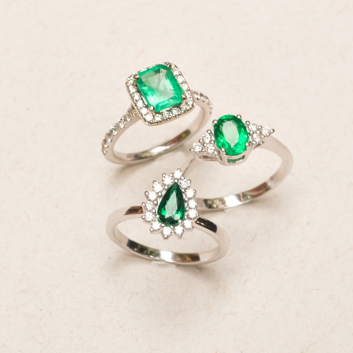 Anel Oval Esmeralda Trilhon Diamantes