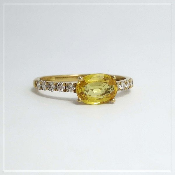 Anel Oval Safira Amarela e Diamantes