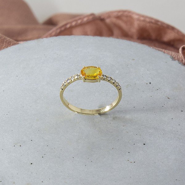 Anel Oval Safira Amarela e Diamantes