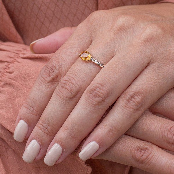 Anel Oval Safira Amarela e Diamantes