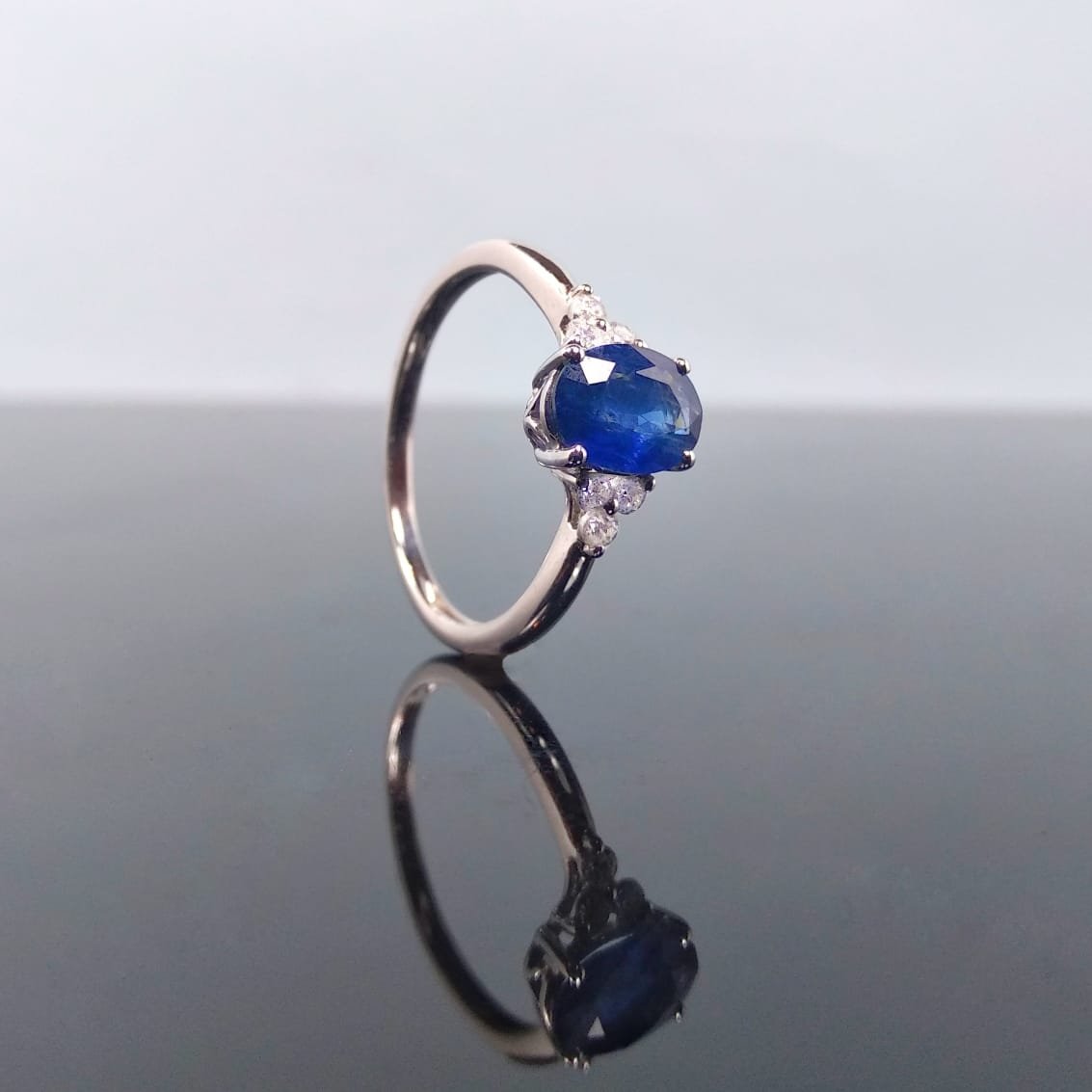 Anel Oval Safira Diamantes Trilhon Ilusão