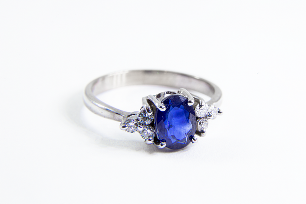 Anel Oval Safira Diamantes Trilhon Ilusão