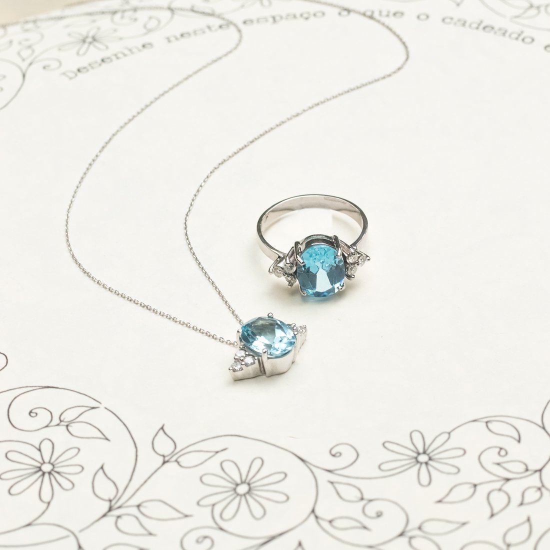 Anel Oval Topázio Azul Trilhon Diamantes