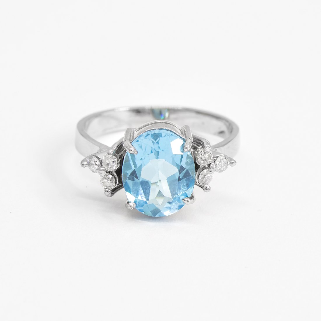 Anel Oval Topázio Azul Trilhon Diamantes