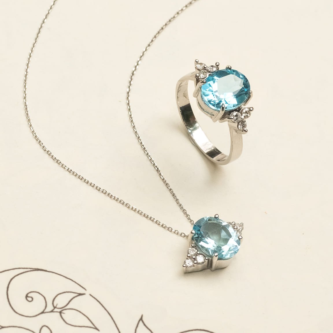 Anel Oval Topázio Azul Trilhon Diamantes