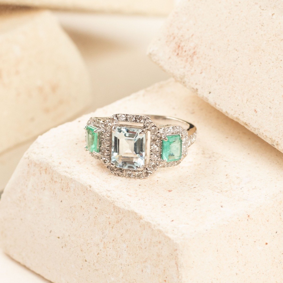 Anel Premium Diamantes Água Marinha e Esmeraldas