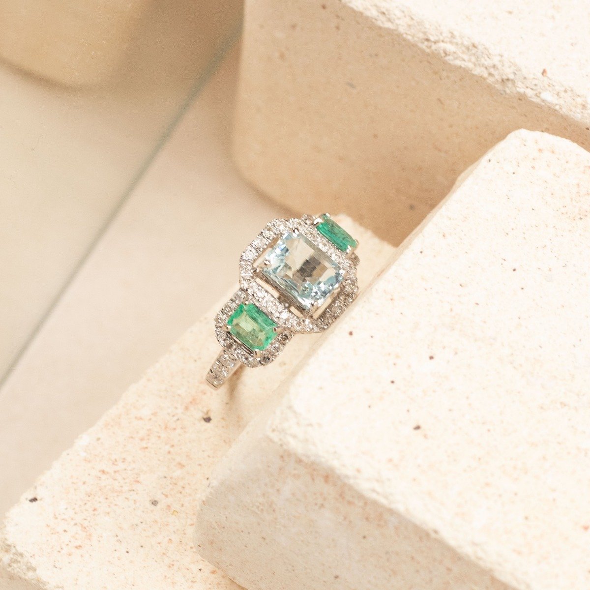 Anel Premium Diamantes Água Marinha e Esmeraldas