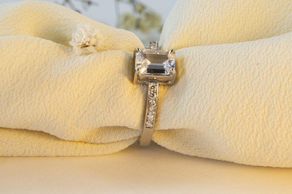 Anel Retangular Safira Branca e Diamantes 