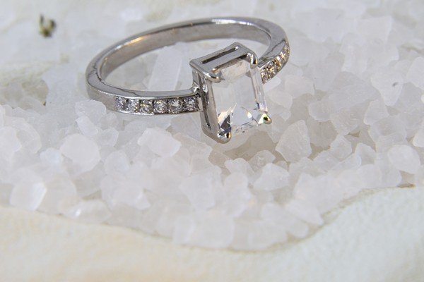 Anel Retangular Safira Branca e Diamantes 