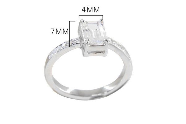 Anel Retangular Safira Branca e Diamantes 