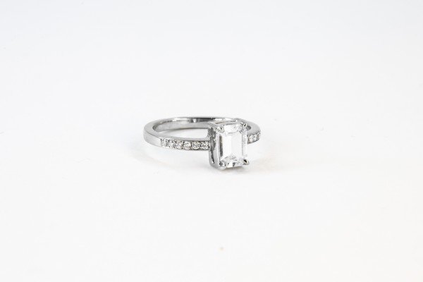 Anel Retangular Safira Branca e Diamantes 